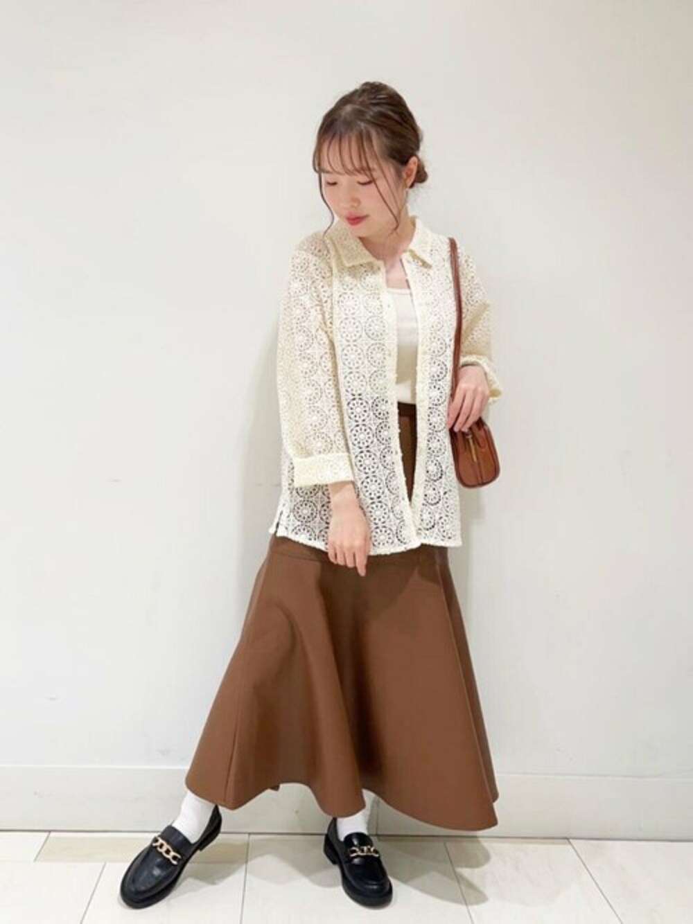 ベージュ系のシャツ/ブラウス、ブラウン系のスカート、イエロー系のショルダーバッグを着用したレディースの夏コーディネートの1枚目の写真