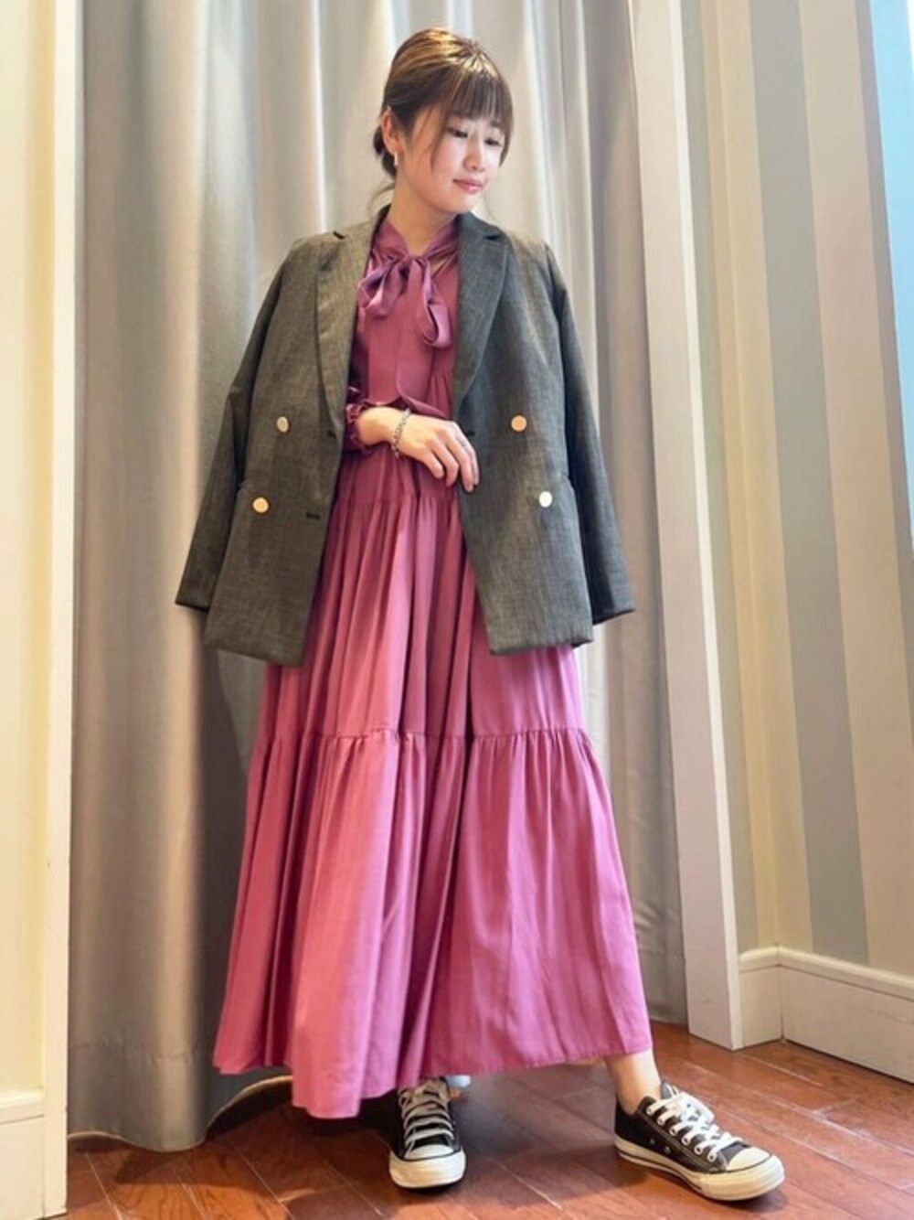 ブラウン系のテーラードジャケット、ピンク系のワンピースを着用したレディースの夏コーディネートの1枚目の写真
