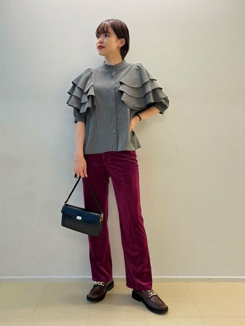 パープル系のその他パンツ、その他のシャツ/ブラウス、ブラウン系のパンプスを着用したレディースの秋コーディネートの1枚目の写真