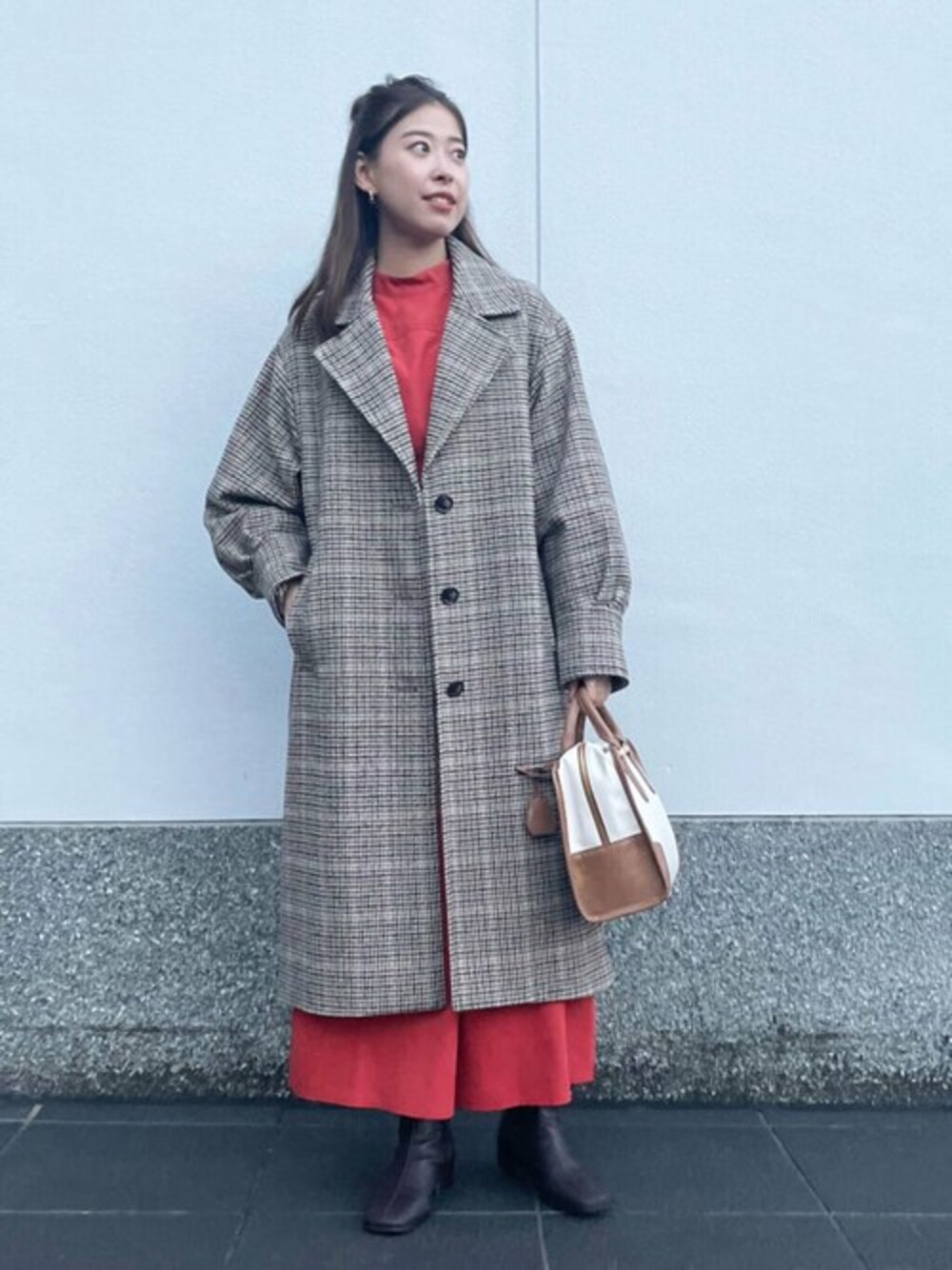 その他のチェスターコート、レッド系のワンピース、ホワイト系のトートバッグを着用したレディースの秋コーディネートの1枚目の写真