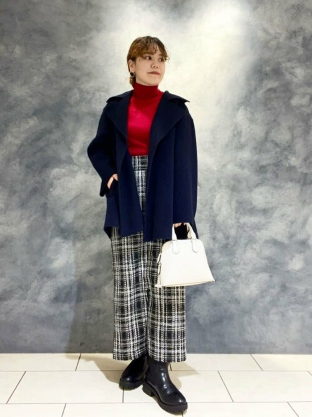 ブルー系のその他アウター、レッド系のニット/セーター、グレー系のスカートを着用したレディースの冬コーディネートの1枚目の写真