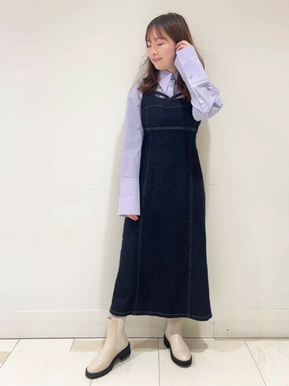 ブルー系のワンピース、ホワイト系のブーツ、パープル系のシャツ/ブラウスを着用したレディースの冬コーディネートの1枚目の写真