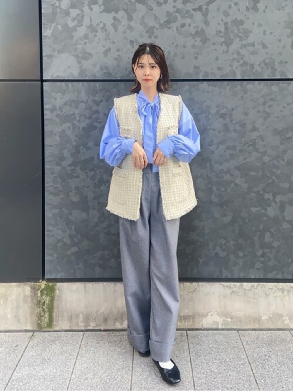 ブルー系のシャツ/ブラウス、グレー系のスラックス、その他のベストを着用したレディースの冬コーディネートの1枚目の写真