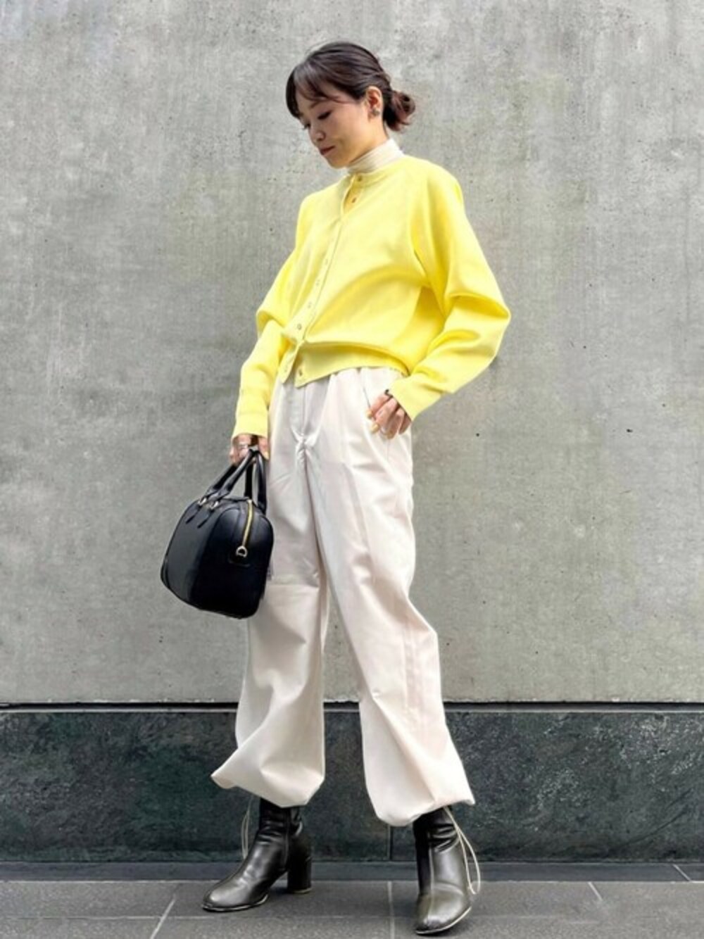 イエロー系のカーディガン/ボレロ、ホワイト系のスウェットパンツ、ホワイト系のTシャツ/カットソーを着用したレディースの春コーディネートの1枚目の写真