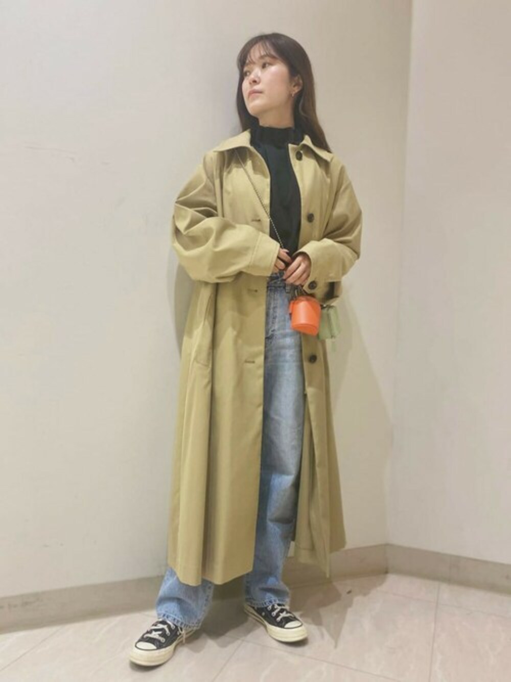 ブラック系のシャツ/ブラウス、ブルー系のデニムパンツ、オレンジ系のトートバッグを着用したレディースの春コーディネートの1枚目の写真