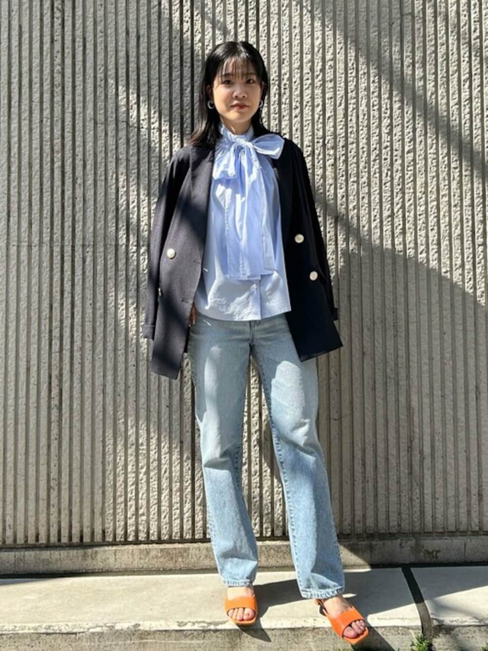 ブルー系のシャツ/ブラウス、ブルー系のデニムパンツ、オレンジ系のサンダルを着用したレディースの春コーディネートの1枚目の写真