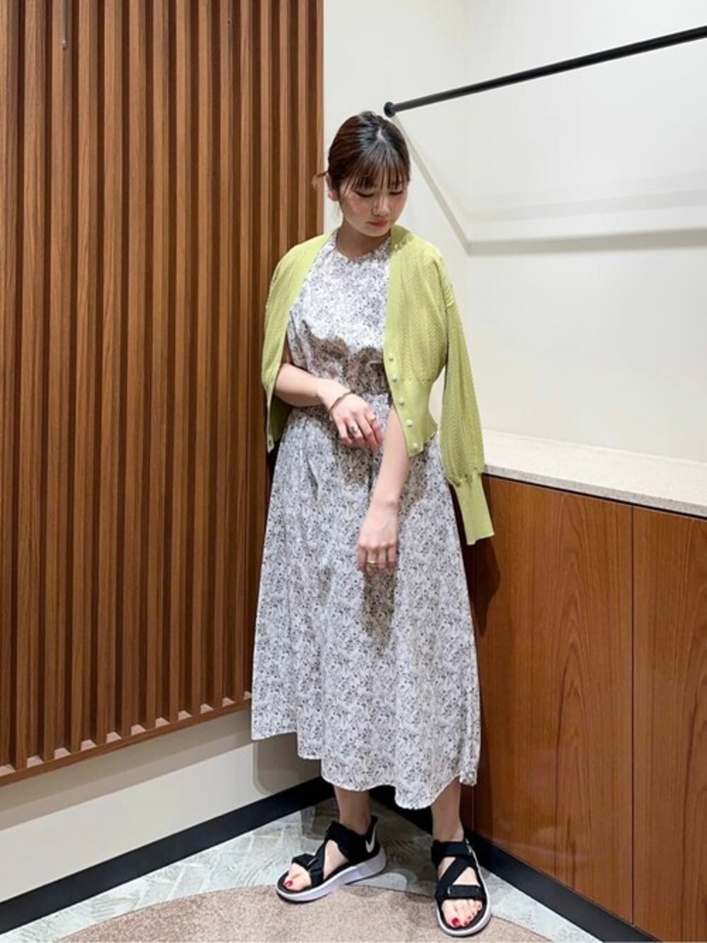 ホワイト系のワンピース、イエロー系のカーディガン/ボレロ、ベージュ系のショルダーバッグを着用したレディースの春コーディネートの1枚目の写真