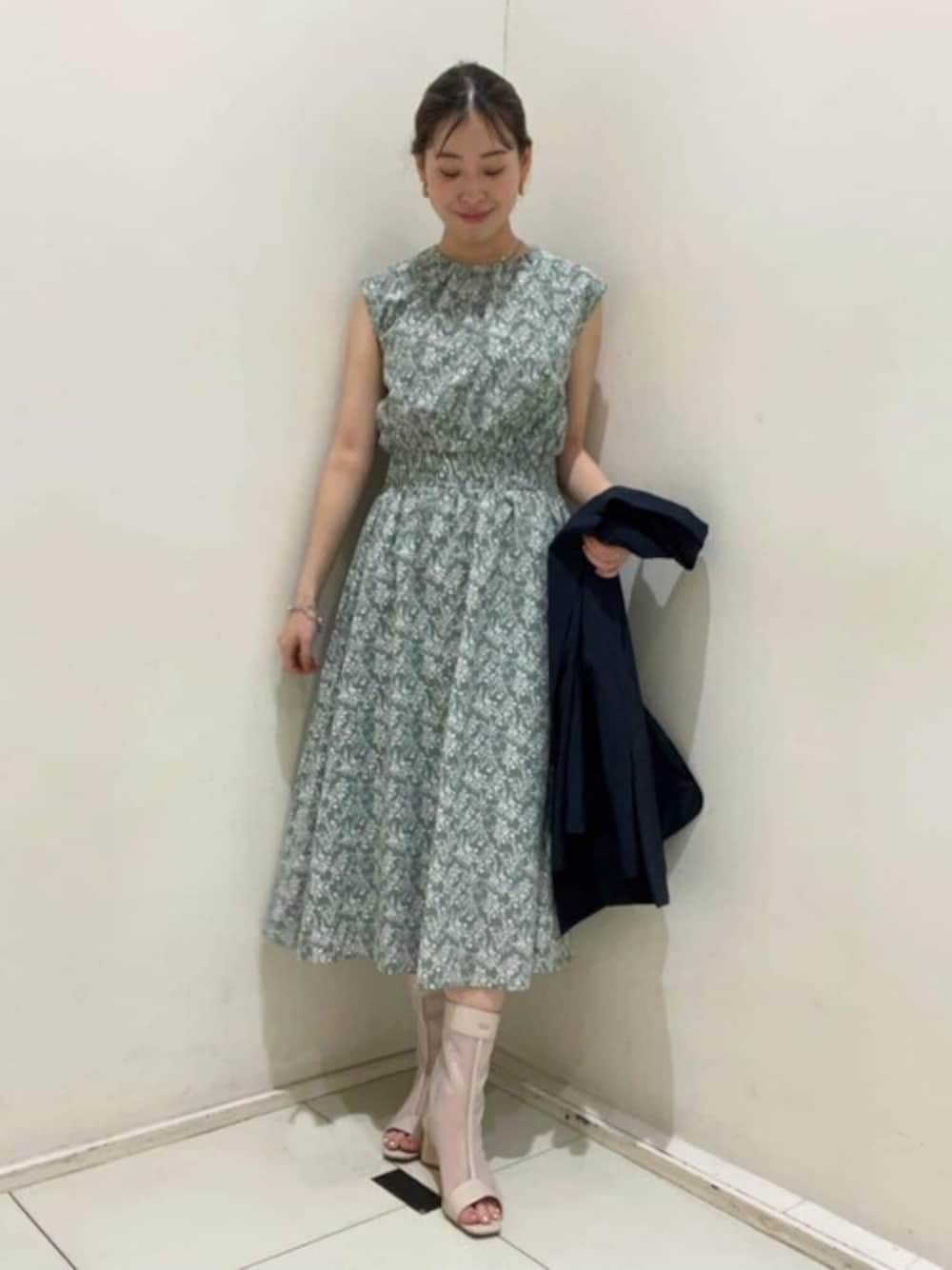 グリーン系のワンピース、ブルー系のテーラードジャケットを着用したレディースの春コーディネートの1枚目の写真