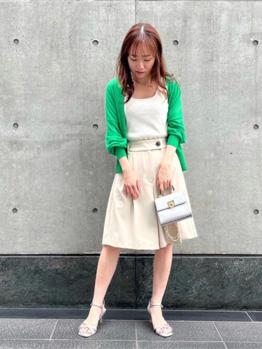 グリーン系のカーディガン/ボレロ、ベージュ系のその他パンツ、シルバー系のサンダルを着用したレディースの春コーディネートの1枚目の写真