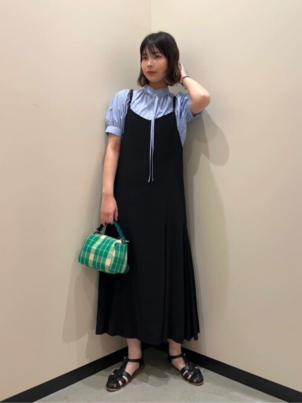 ブルー系のシャツ/ブラウス、ブラック系のサンダル、グリーン系のショルダーバッグを着用したレディースの夏コーディネートの1枚目の写真