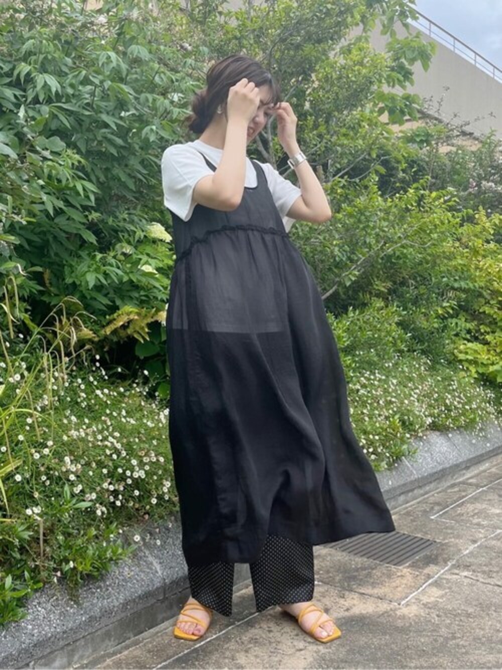 ホワイト系のTシャツ/カットソー、ブラック系のワンピース、その他のデニムパンツを着用したレディースの夏コーディネートの1枚目の写真