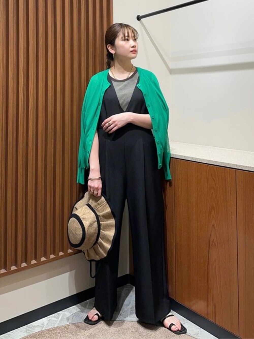 ブラック系のサロペット/オーバーオール、シルバー系のネックレスを着用したレディースの夏コーディネートの1枚目の写真