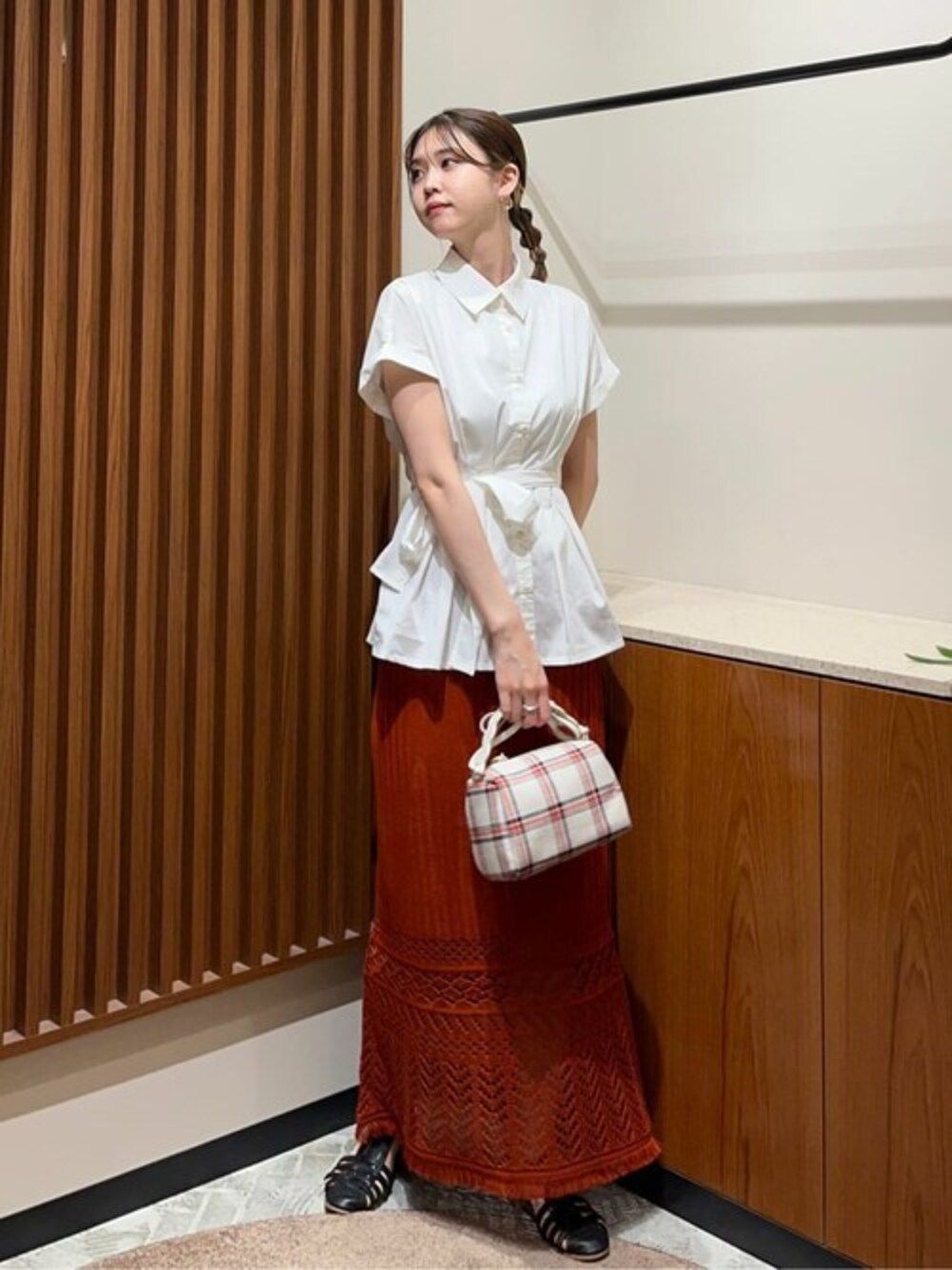 ホワイト系のシャツ/ブラウス、オレンジ系のスカート、ホワイト系のショルダーバッグを着用したレディースの夏コーディネートの1枚目の写真