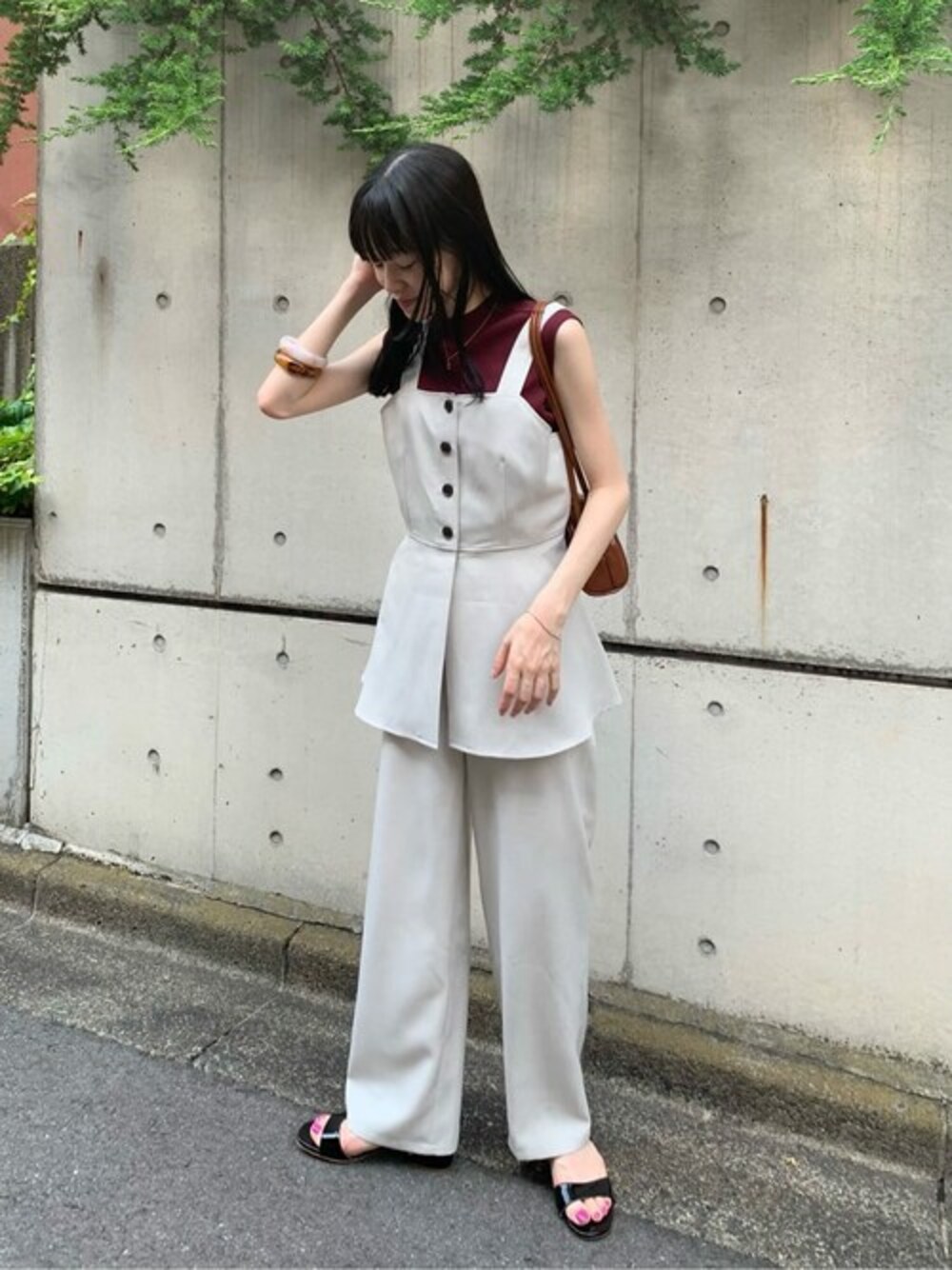 ベージュ系のワンピース、レッド系のニット/セーターを着用したレディースの夏コーディネートの1枚目の写真