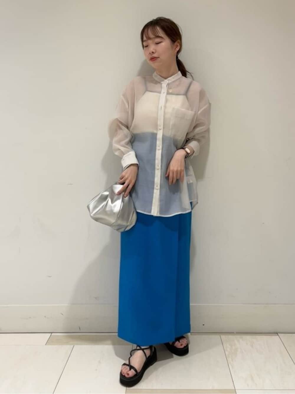 ホワイト系のシャツ/ブラウス、ブルー系のスカート、ホワイト系のキャミソールを着用したレディースの夏コーディネートの1枚目の写真