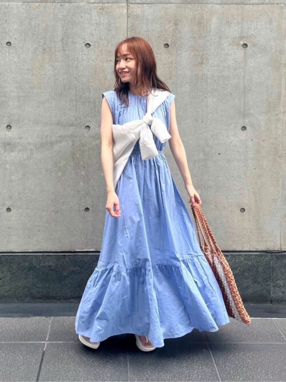 ブルー系のワンピース、ホワイト系のシャツ/ブラウス、オレンジ系のトートバッグを着用したレディースの夏コーディネートの1枚目の写真