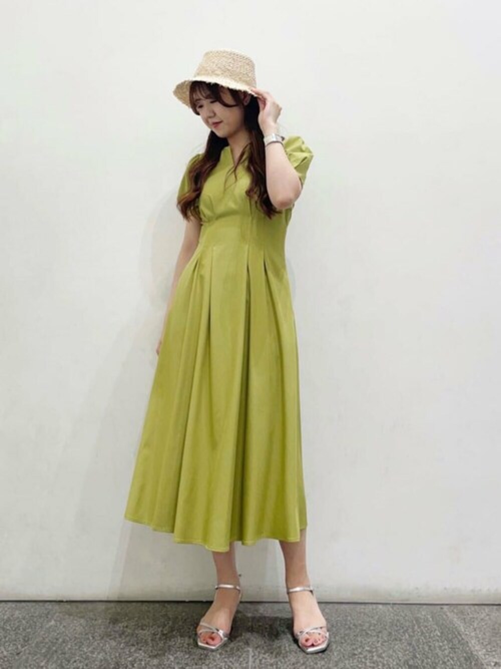 グリーン系のワンピース、シルバー系のサンダル、シルバー系のネックレスを着用したレディースの夏コーディネートの1枚目の写真