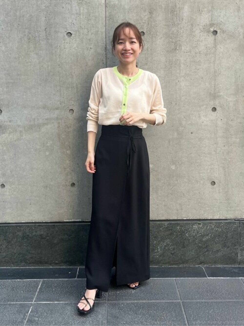 ホワイト系のカーディガン/ボレロ、ブラック系のスカート、ホワイト系のキャミソールを着用したレディースの夏コーディネートの1枚目の写真