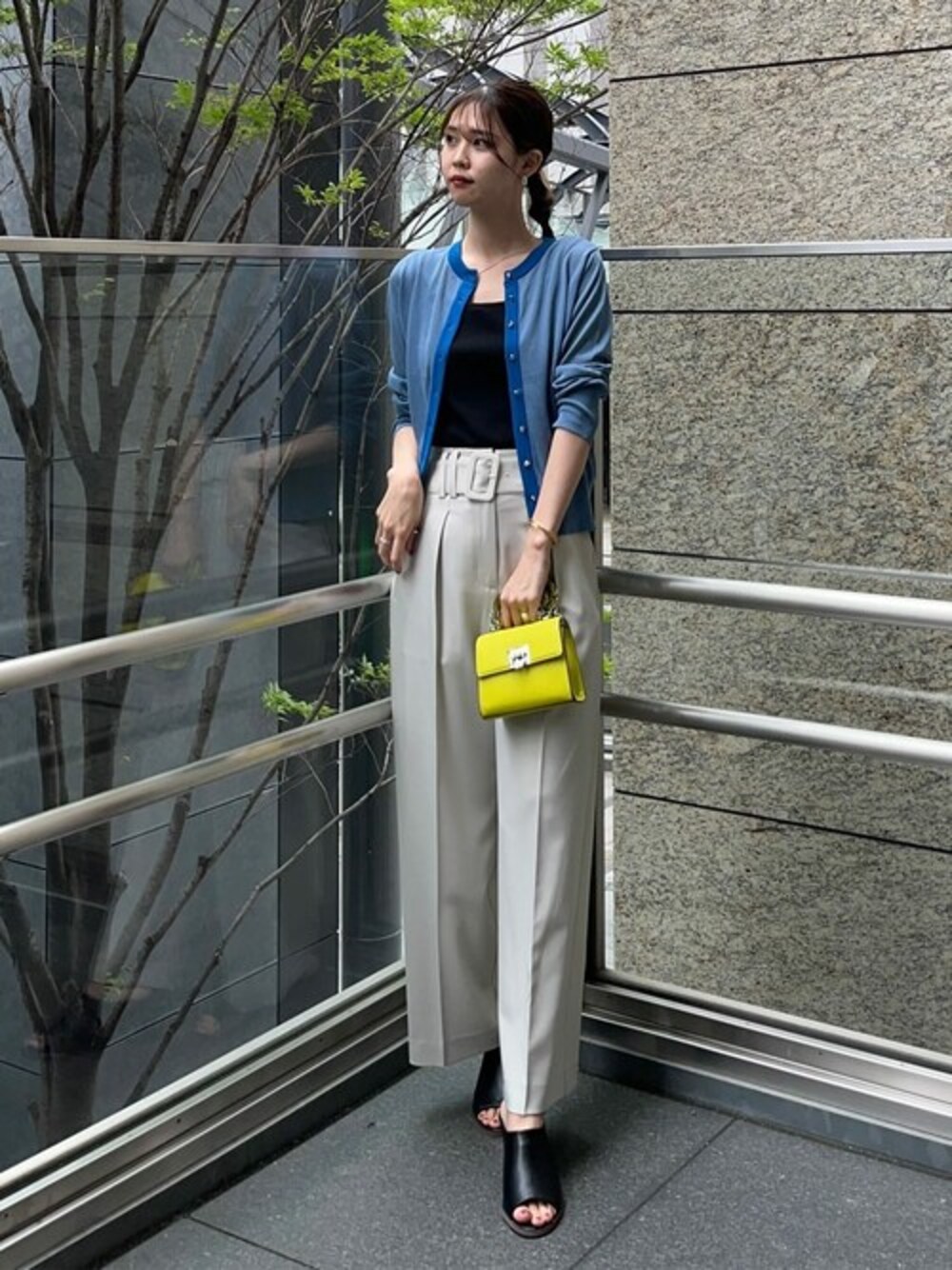 ブルー系のカーディガン/ボレロ、ブラック系のタンクトップ、ホワイト系のスラックスを着用したレディースの夏コーディネートの1枚目の写真