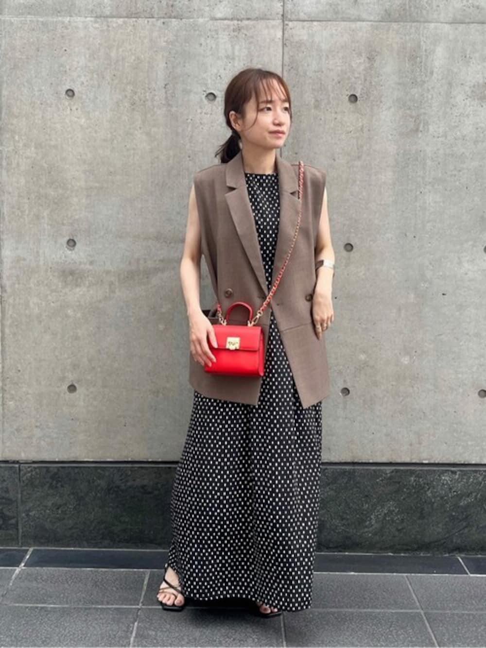 その他のワンピース、ブラウン系のベスト、ホワイト系のタンクトップを着用したレディースの夏コーディネートの1枚目の写真