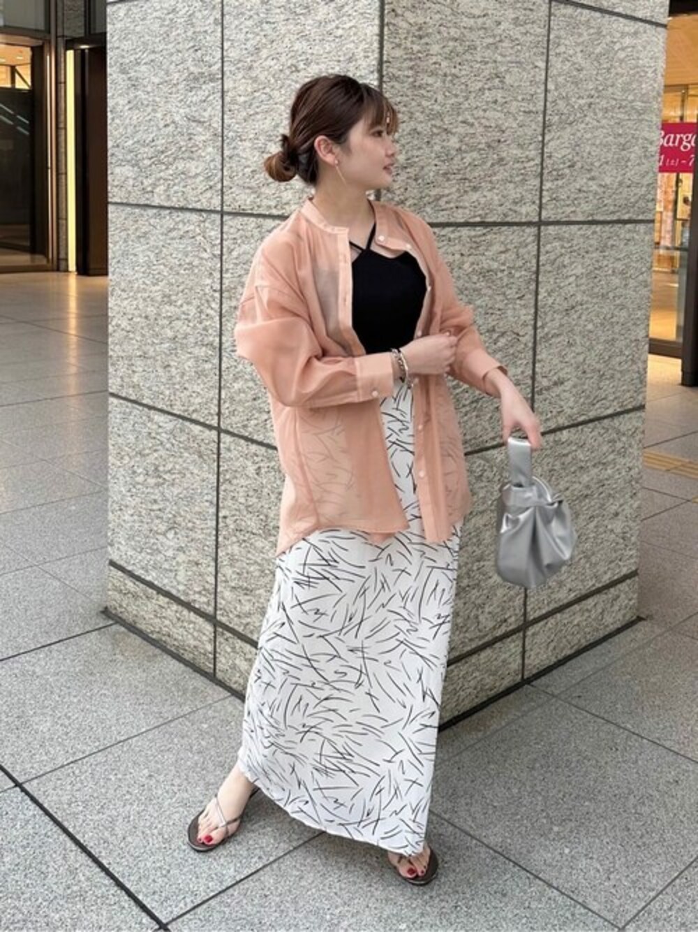 ホワイト系のスカート、ブラック系のキャミソール、ピンク系のシャツ/ブラウスを着用したレディースの夏コーディネートの1枚目の写真