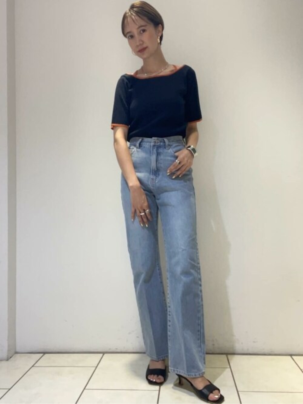 ブルー系のニット/セーター、ブルー系のその他パンツ、ブラック系のサンダルを着用したレディースの夏コーディネートの1枚目の写真