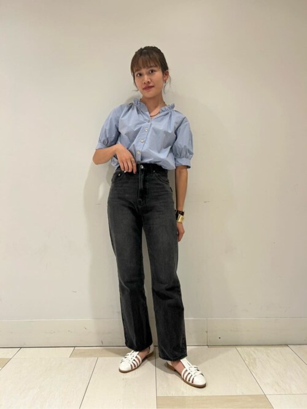 ブルー系のシャツ/ブラウス、ブラック系のその他パンツ、ホワイト系のサンダルを着用したレディースの夏コーディネートの1枚目の写真