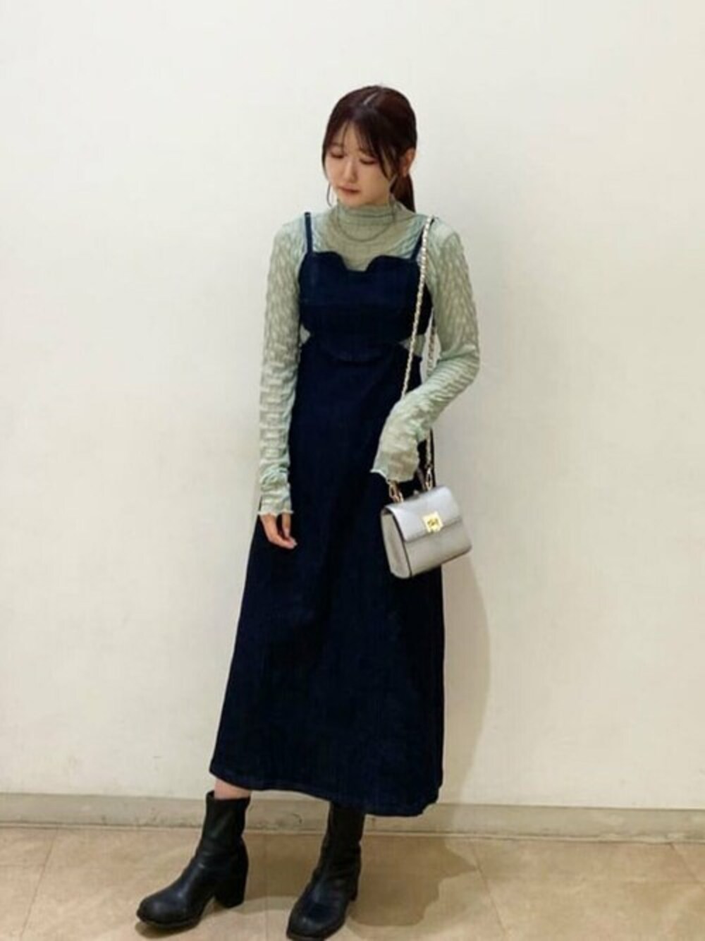 シルバー系のビジネスバッグ、グリーン系のTシャツ/カットソー、ブルー系のワンピースを着用したレディースの夏コーディネートの1枚目の写真