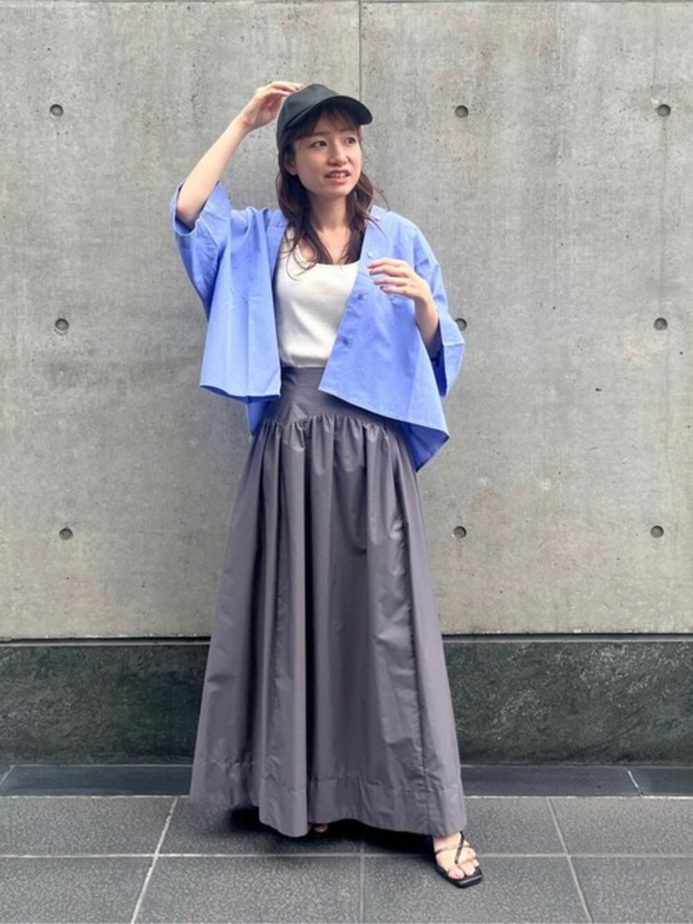 ブルー系のシャツ/ブラウス、グレー系のスカート、ホワイト系のタンクトップを着用したレディースの夏コーディネートの1枚目の写真