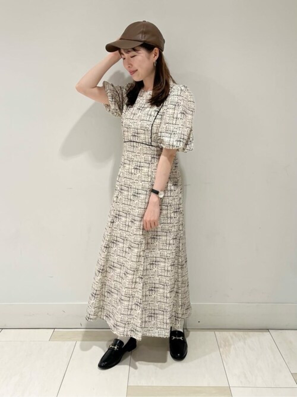 ホワイト系のワンピース、ブラック系のローファーを着用したレディースの夏コーディネートの1枚目の写真