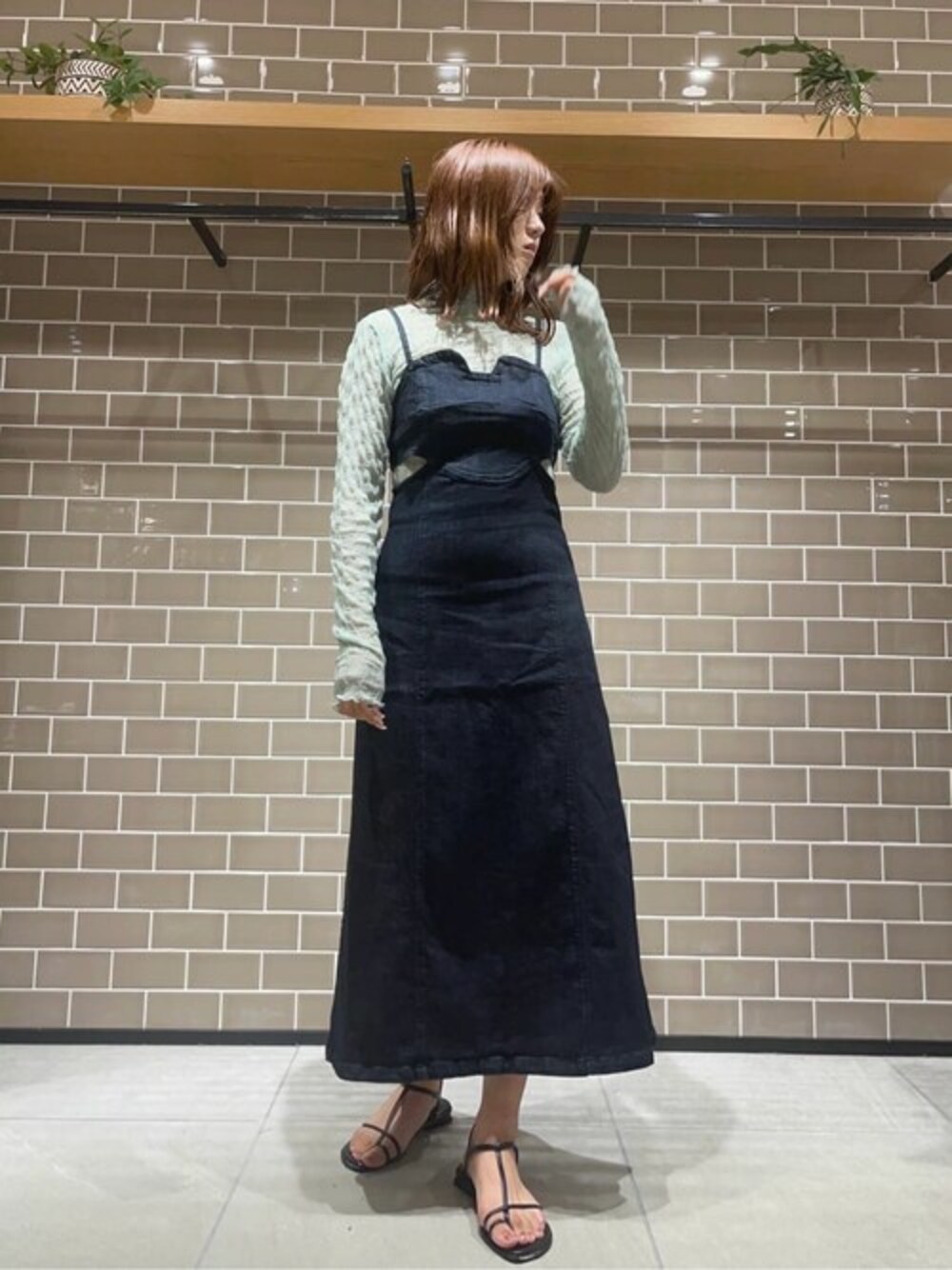 ブルー系のワンピース、グリーン系のTシャツ/カットソーを着用したレディースの夏コーディネートの1枚目の写真