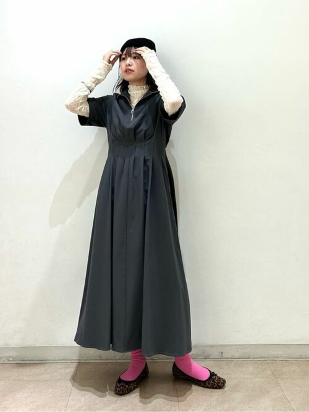 グレー系のワンピース、ホワイト系のTシャツ/カットソーを着用したレディースの夏コーディネートの1枚目の写真