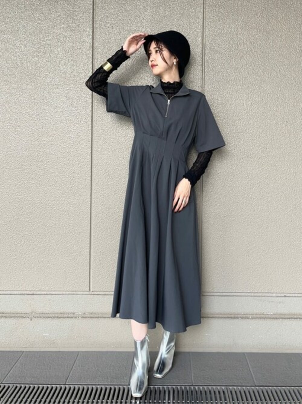 ブラック系のTシャツ/カットソー、グレー系のワンピース、シルバー系のブーツを着用したレディースの秋コーディネートの1枚目の写真
