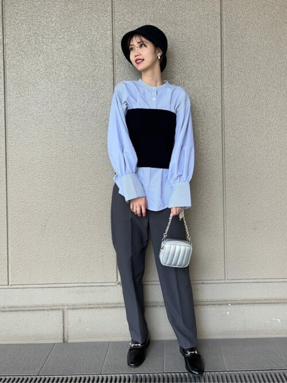 グレー系のスラックス、ブラック系のチューブトップ、ブルー系のシャツ/ブラウスを着用したレディースの秋コーディネートの1枚目の写真