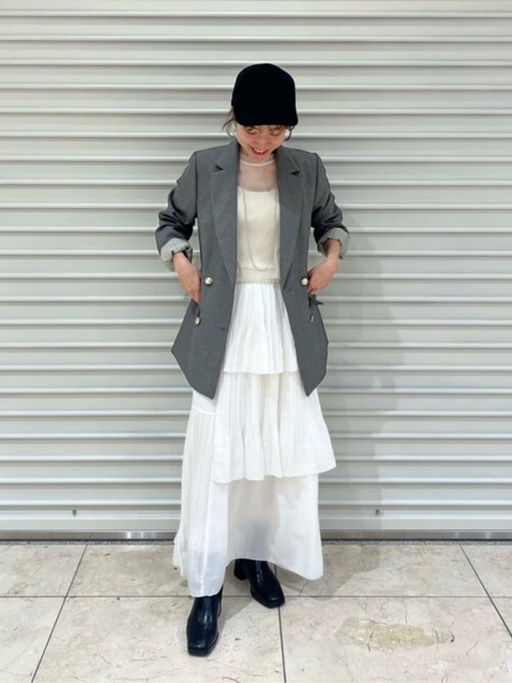 グレー系のテーラードジャケット、ホワイト系のスカート、ホワイト系のシャツ/ブラウスを着用したレディースの秋コーディネートの1枚目の写真