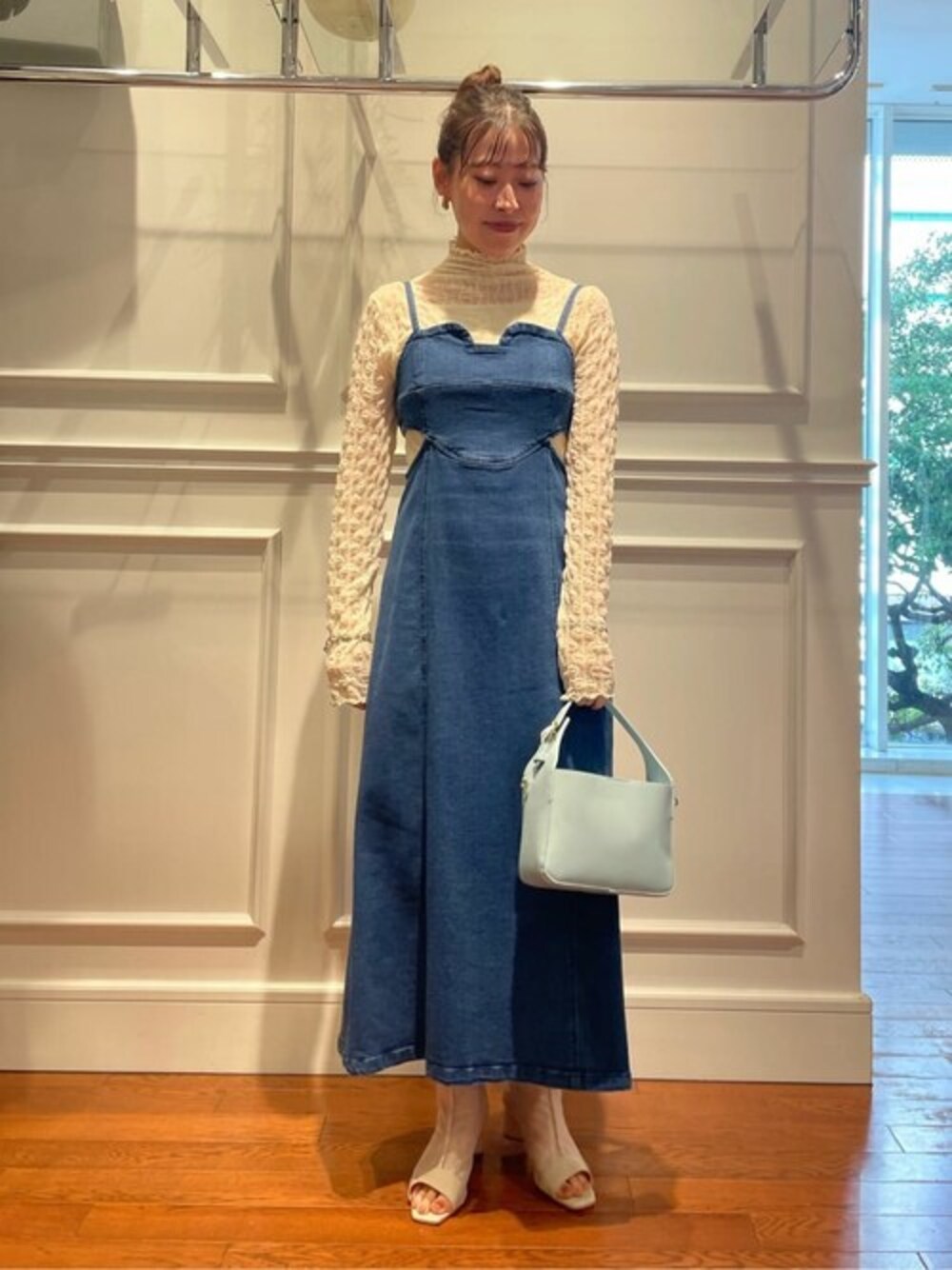 ブルー系のワンピース、ホワイト系のTシャツ/カットソー、ブルー系のビジネスバッグを着用したレディースの秋コーディネートの1枚目の写真