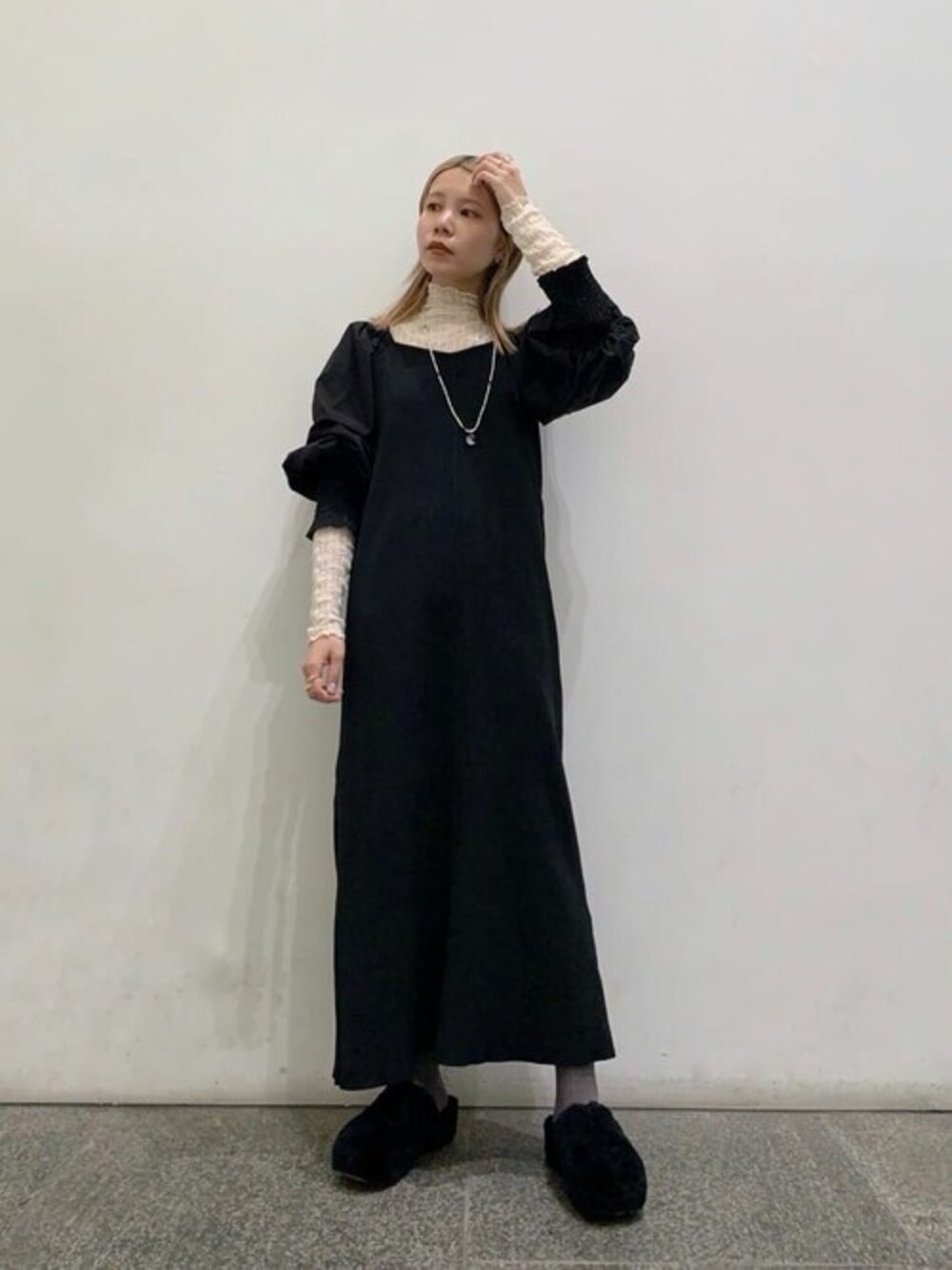 ブラック系のワンピース、ホワイト系のTシャツ/カットソーを着用したレディースの秋コーディネートの1枚目の写真