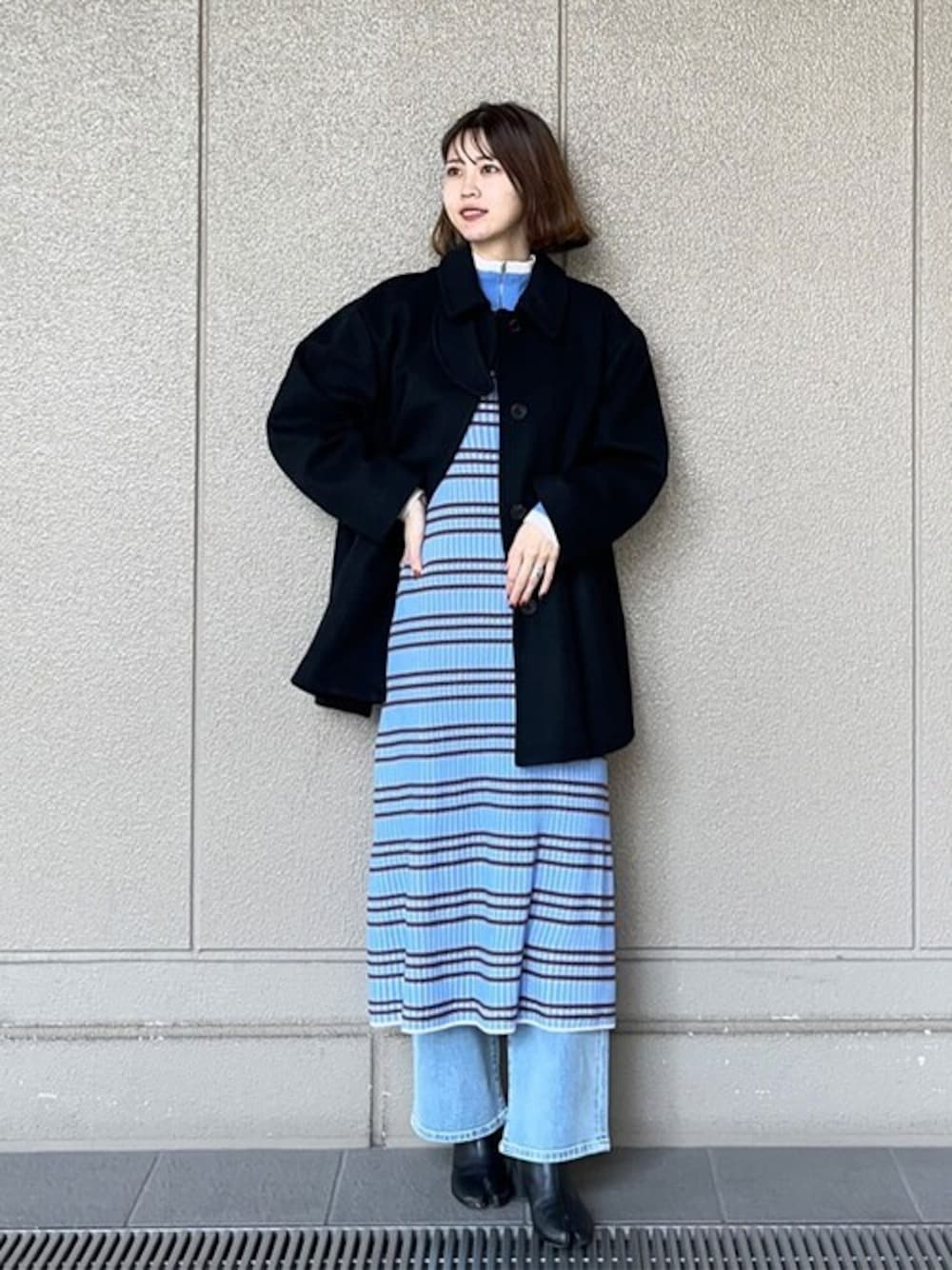 ブルー系のワンピース、ブラック系のTシャツ/カットソー、ブルー系のデニムパンツを着用したレディースの秋コーディネートの1枚目の写真