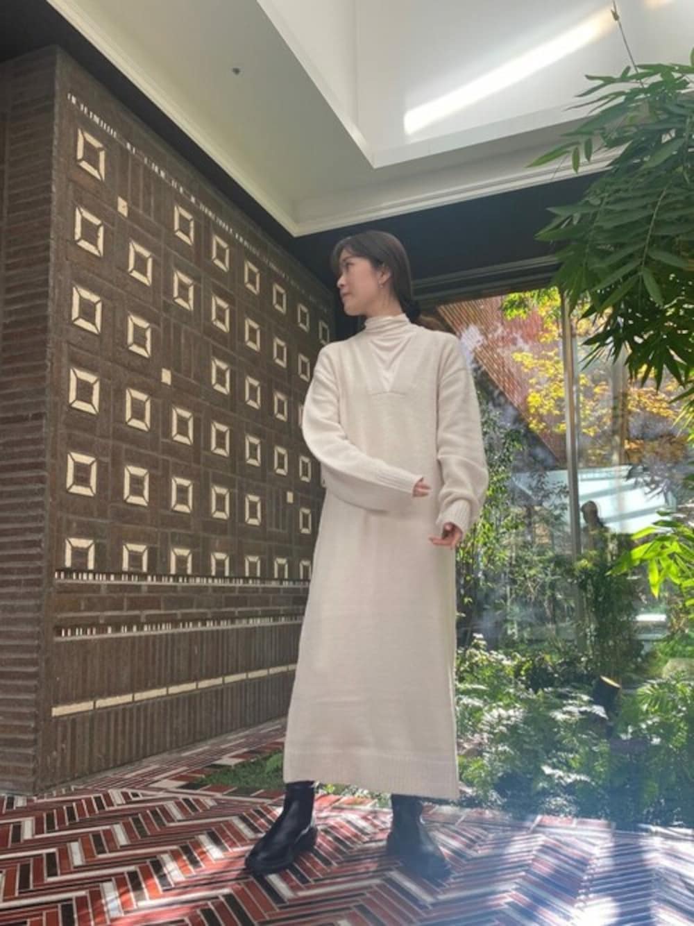 ブラック系のブーツ、ホワイト系のブルゾン、ホワイト系のワンピースを着用したレディースの冬コーディネートの1枚目の写真