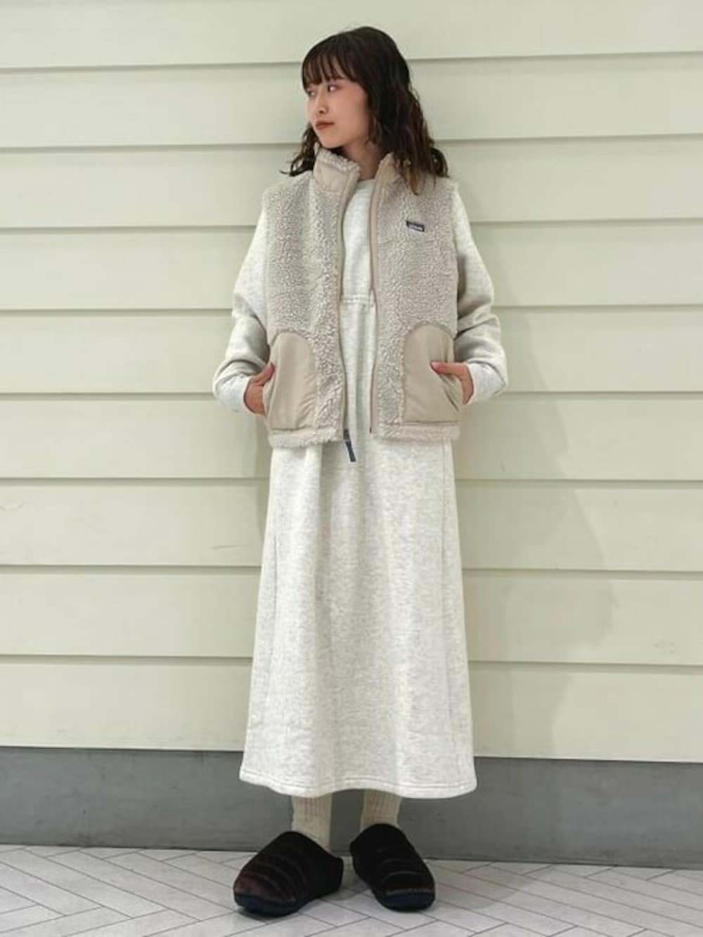 「ワンピース、トレンド、ボア、BEAMS、サンダル、ボアジャケット、ワンピーススタイル、秋コーデ、秋冬コーデ、SUBU」｜「SUBUの【別注】SUBU / フェイク ファー サンダル（サンダル、ブラウン系）」を使った、bprbeamsさん（レディース・153cm）の秋コーディネートの1枚目の写真