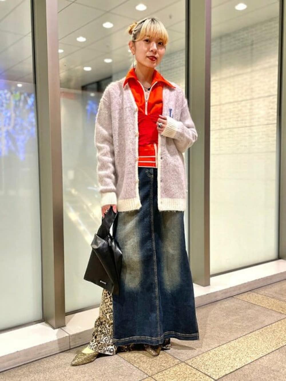 ブラック系のエコバッグ/サブバッグを着用したレディースの冬コーディネートの1枚目の写真