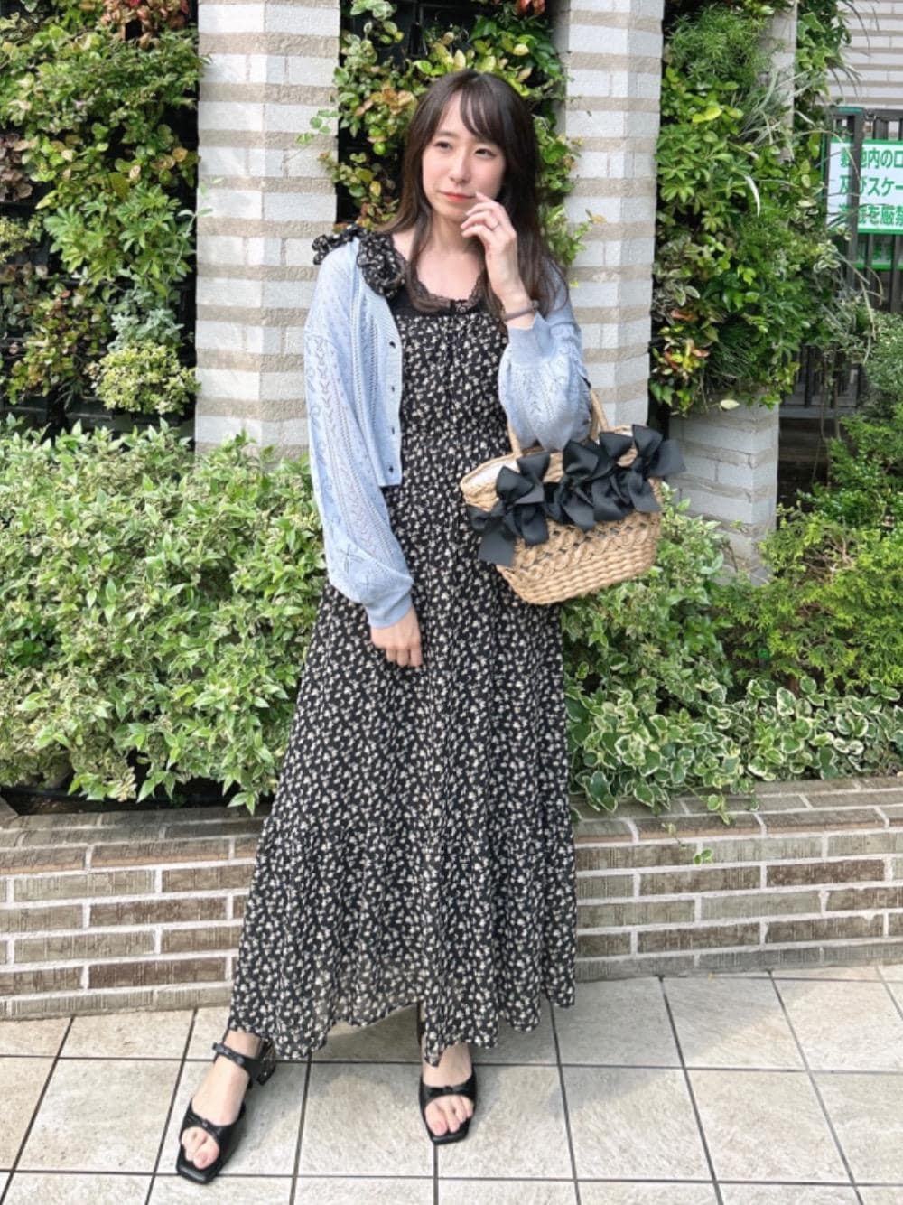 カーディガン/ボレロを使った「花柄ワンピ」の人気ファッション