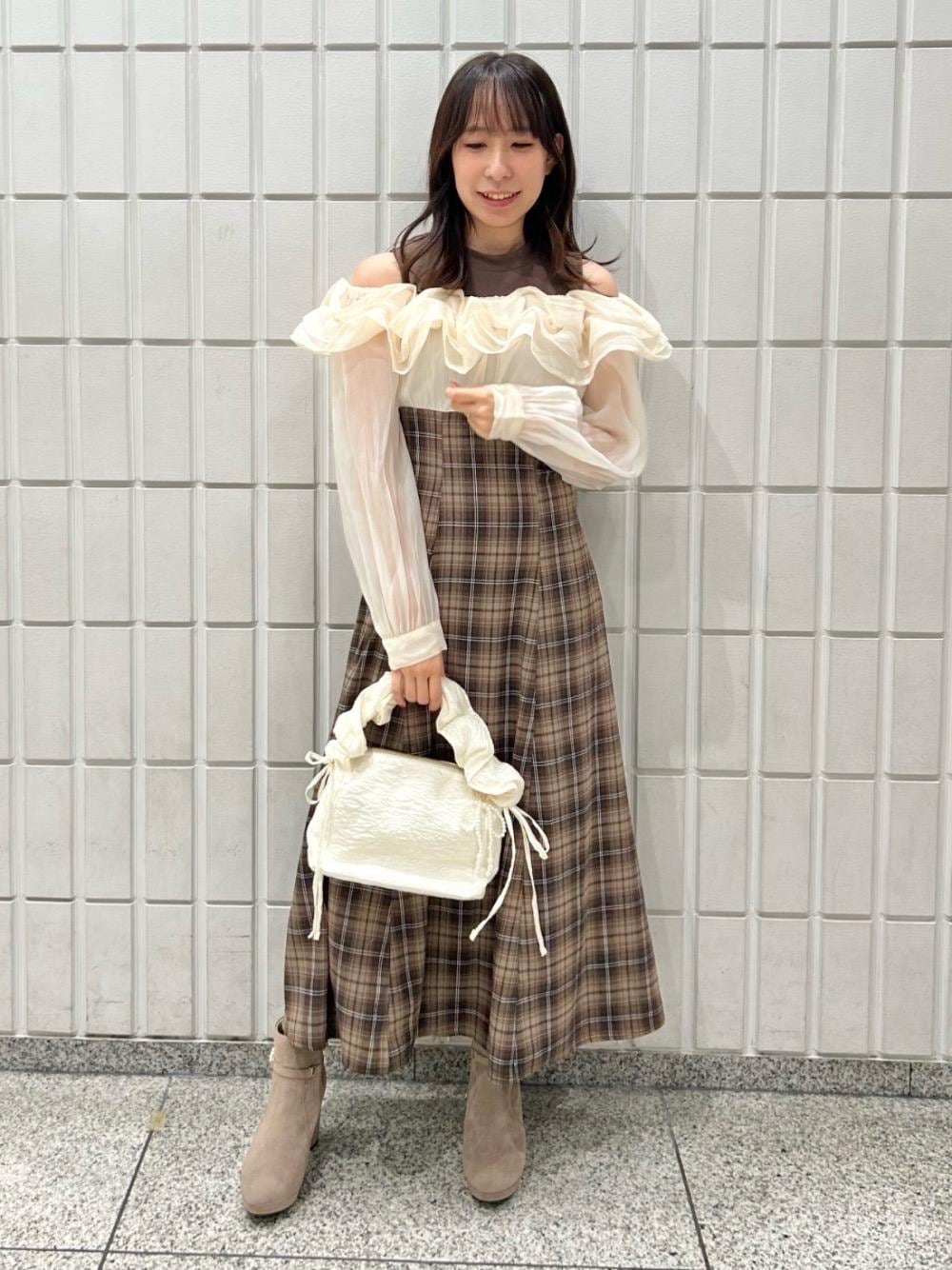 「デート、マジェスティックレゴン、チェックワンピ、大人ファッション、骨格ウェーブ、標準身長、推し活、くしゅくしゅバッグ、ノベルティーコーデ、マジェのノベルティー」｜「MAJESTIC LEGONの取り外しできるパールブーツ（ブーツ、ベージュ系）」を使った、あーちゃん。さん（レディース・156cm）の秋コーディネートの1枚目の写真
