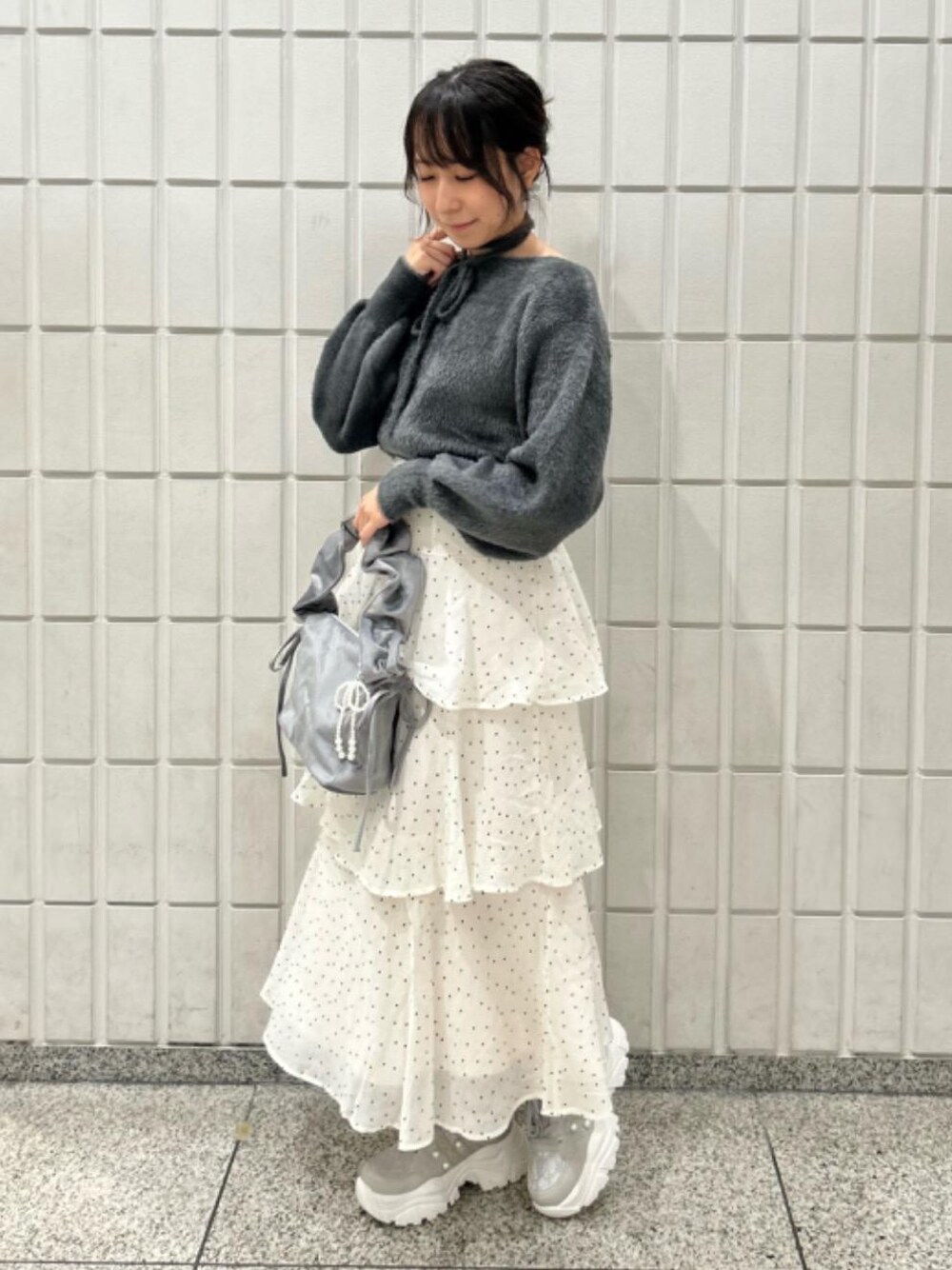 「デート、チョーカー、MAJESTIC LEGON、シャギーニット、マジェスティックレゴン、ワンショル、大人ファッション、骨格ウェーブ、標準身長、ブルべ夏」｜「MAJESTIC LEGONの2WAYデコリボンスニーカー（スニーカー、グレー系）」を使った、あーちゃん。さん（レディース・156cm）の秋コーディネートの1枚目の写真