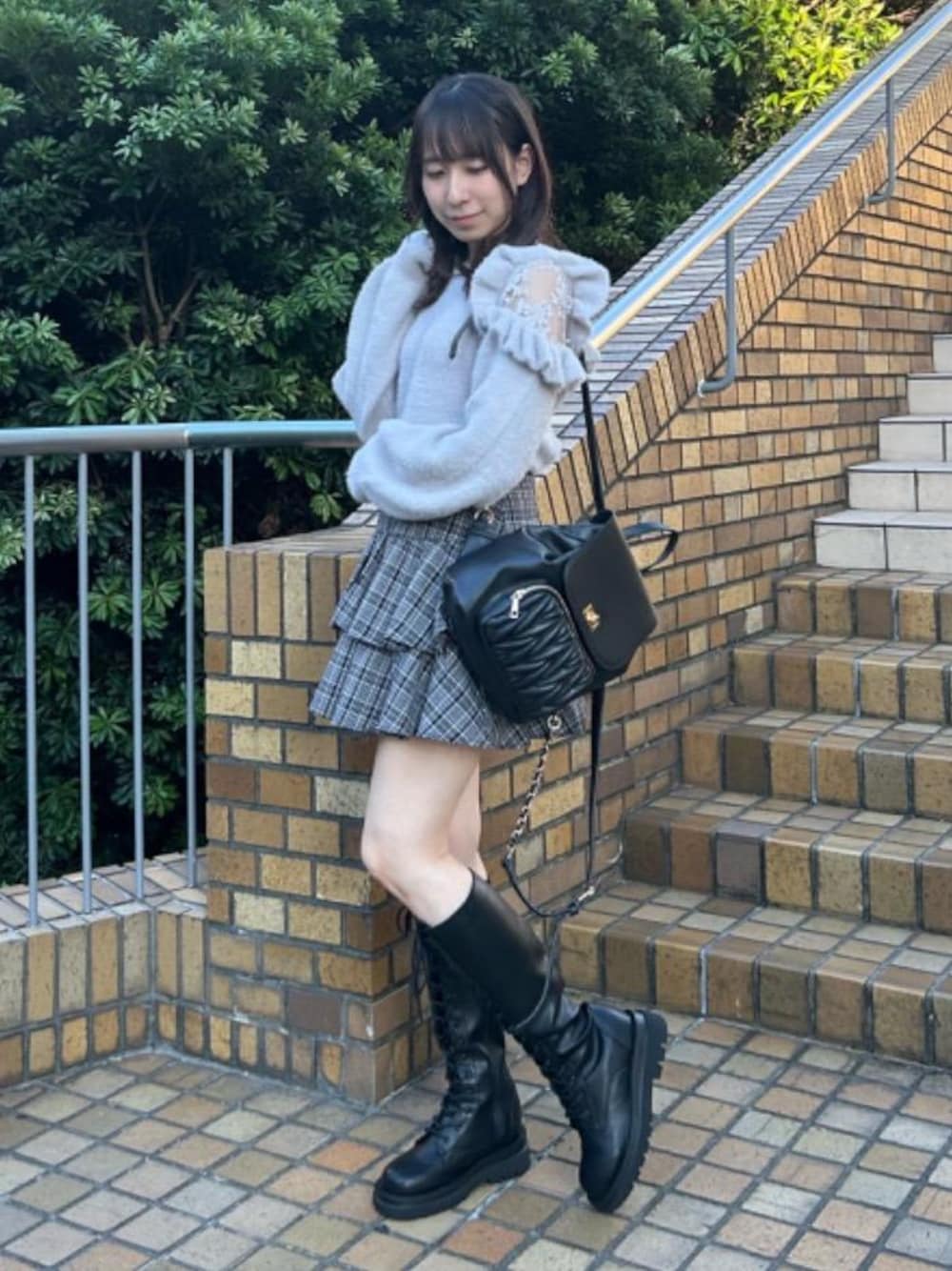 「フリル、デート、ミニ、イベント、シャギーニット、マジェスティックレゴン、骨格ウェーブ、標準身長、推し活、ブルべ夏」｜「MAJESTIC LEGONのレースアップロングブーツ（ブーツ、ブラック系）」を使った、あーちゃん。さん（レディース・156cm）の秋コーディネートの1枚目の写真