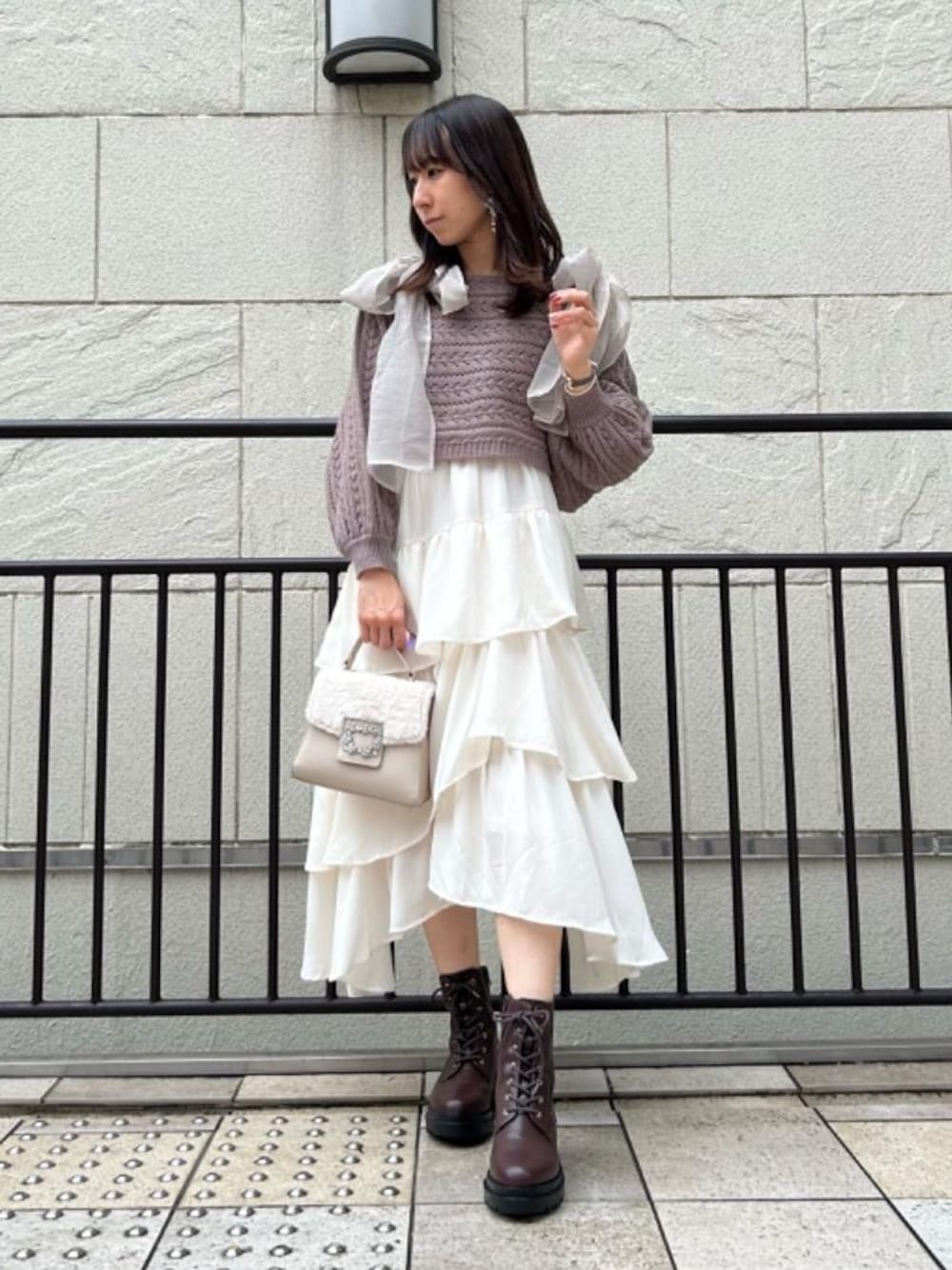 「トレンド、リボン、デート、MAJESTIC LEGON、ティアードスカート、カラーコーデ、マジェスティックレゴン、透かしニット、骨格ウェーブ、標準身長」｜「MAJESTIC LEGONのビジューバックルバッグ（ショルダーバッグ、ベージュ系）」を使った、あーちゃん。さん（レディース・156cm）の秋コーディネートの1枚目の写真