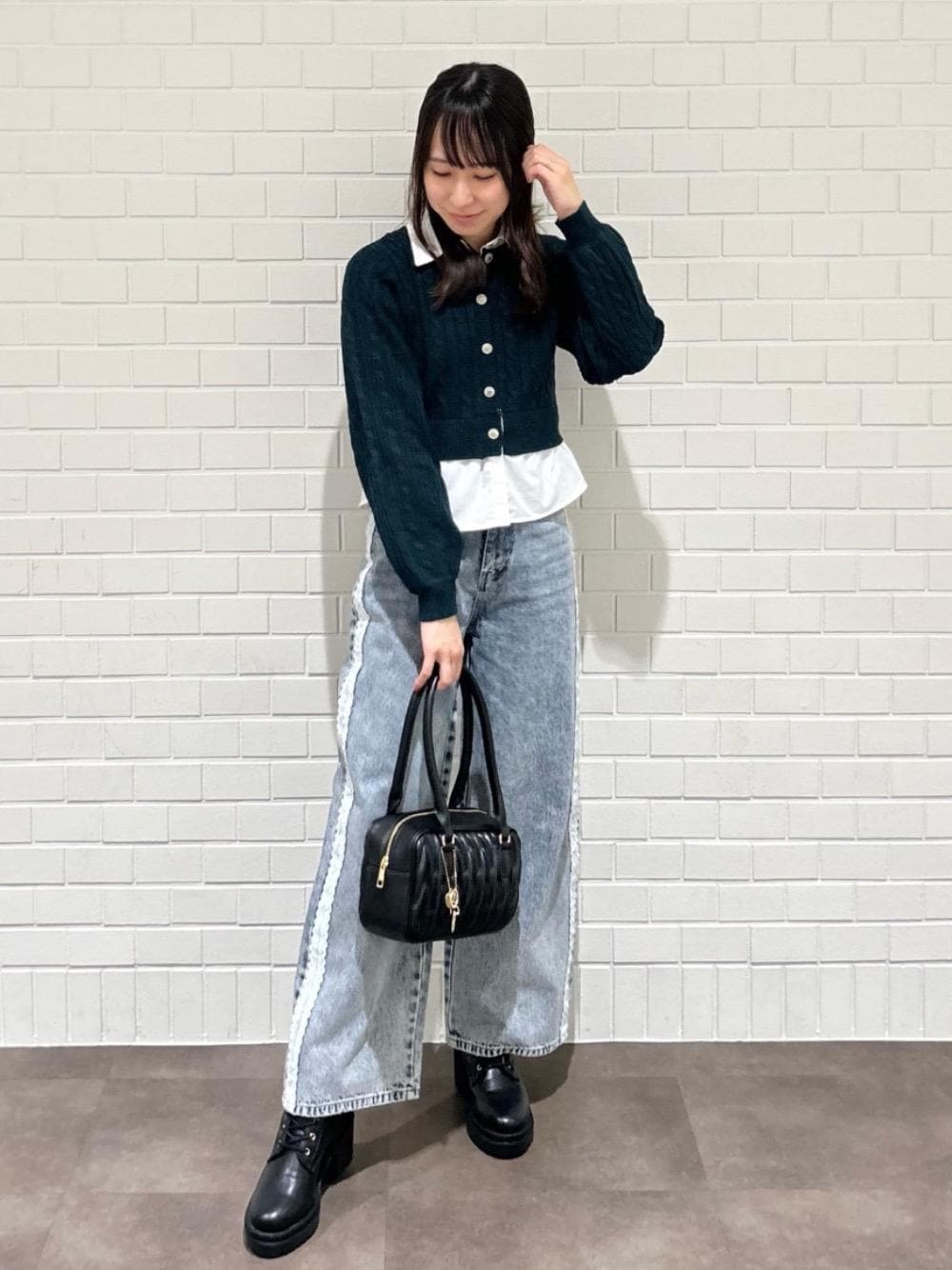 「レースアップブーツ、秋服、カラーコーデ、マジェスティックレゴン、骨格ウェーブ、韓国っぽ、標準身長、推し活、ケーブルニット 、デニムコーデ 」｜「MAJESTIC LEGONのシャツドッキングケーブルニット（ニット/セーター、グリーン系）」を使った、あーちゃん。さん（レディース・156cm）の秋コーディネートの1枚目の写真