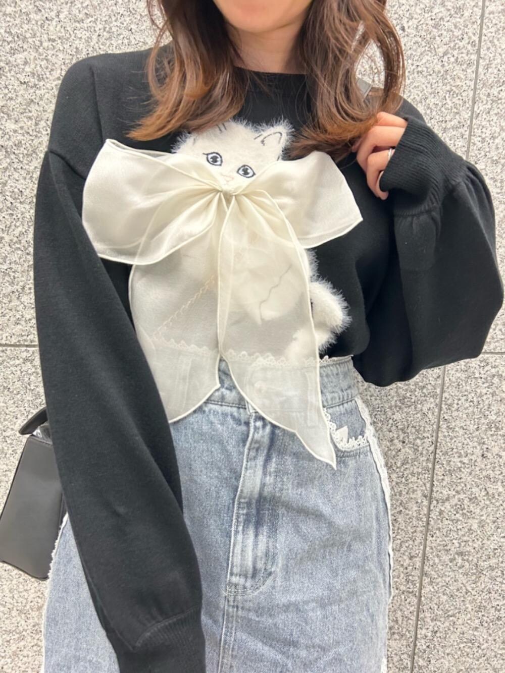 「デニム、リボン、デート、ネコ、マジェスティックレゴン、骨格ウェーブ、標準身長、推し活、ブルべ夏」｜「MAJESTIC LEGONのビジューバックルバッグ（ショルダーバッグ、ブラック系）」を使った、あーちゃん。さん（レディース・156cm）の秋コーディネートの1枚目の写真