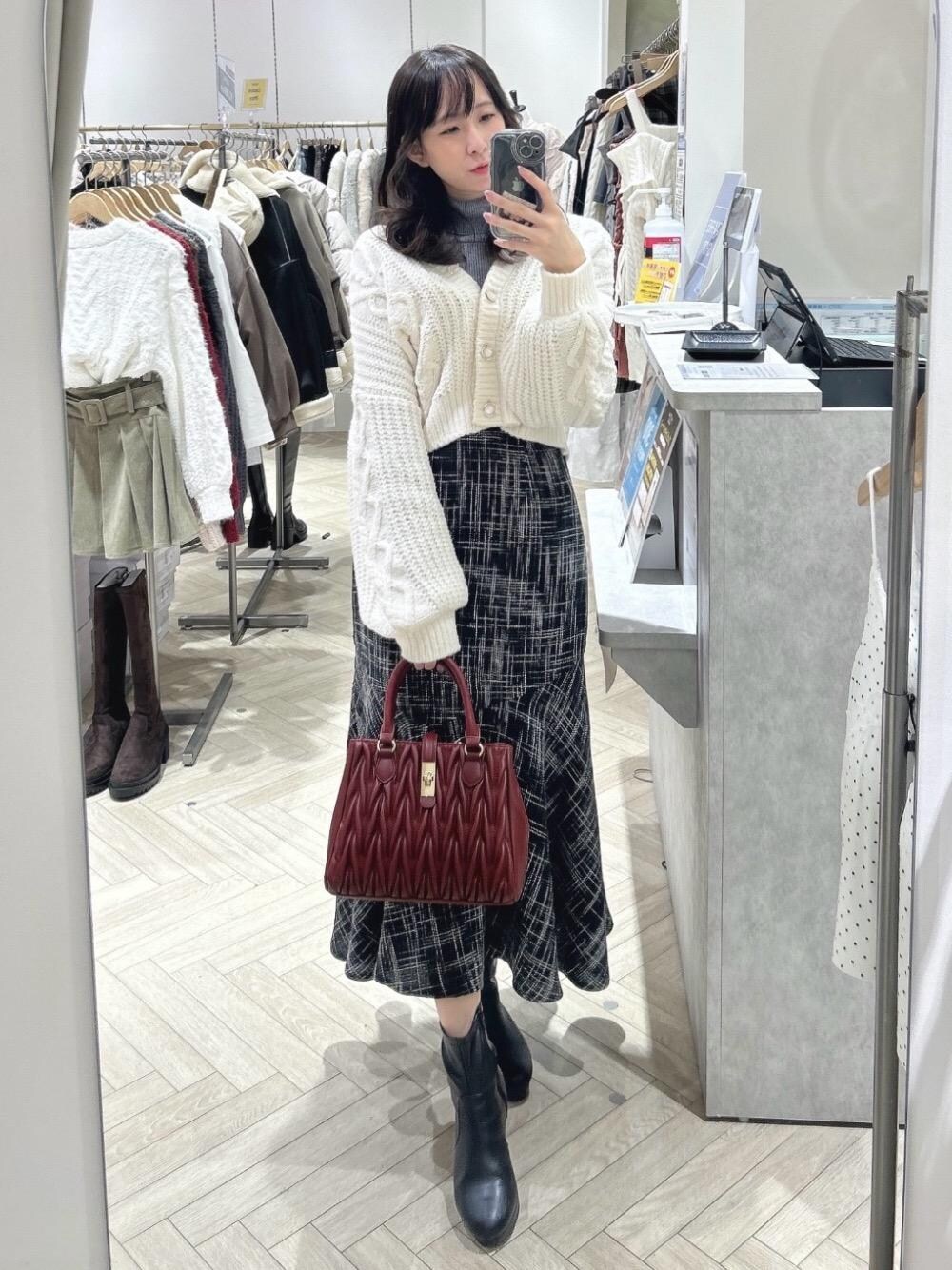 「カーディガン、レイヤード、タートルネック、デート、セール、マジェスティックレゴン、大人ファッション、骨格ウェーブ、標準身長、ブルべ夏」｜「MAJESTIC LEGONの【4サイズ展開/新色追加】フカフカヒールストレッチブーツ（ブーツ、ブラック系）」を使った、あーちゃん。さん（レディース・156cm）の秋コーディネートの1枚目の写真