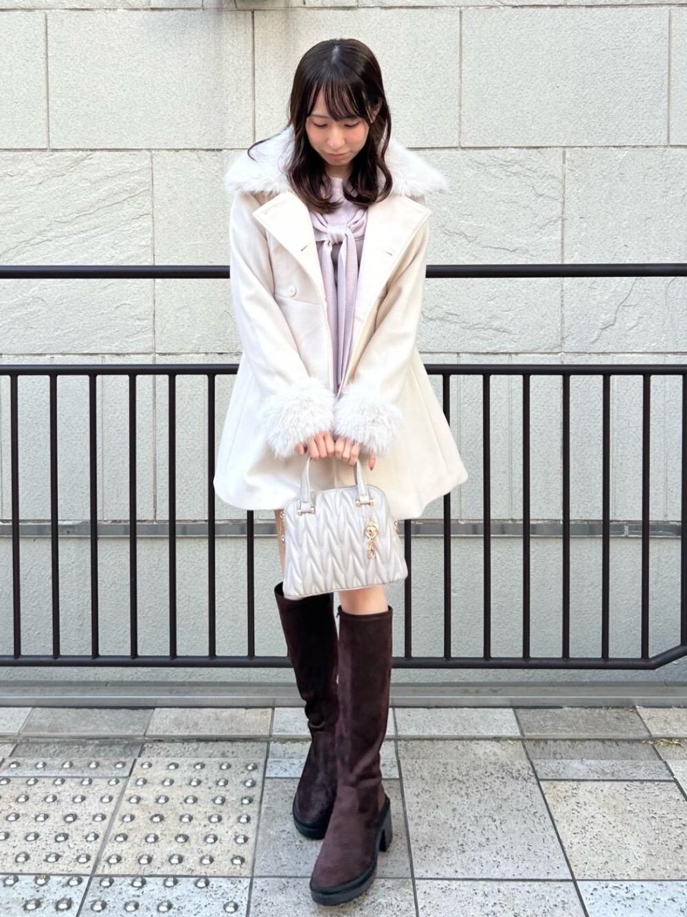 「アウター、リボン、ロングブーツ、フェミニン、マジェスティックレゴン、クリスマスコーデ、標準身長、推し活、ブルべ夏、VIPセール」｜「MAJESTIC LEGONの盛れるストレッチロングブーツ（ブーツ、ブラウン系）」を使った、あーちゃん。さん（レディース・156cm）の冬コーディネートの1枚目の写真